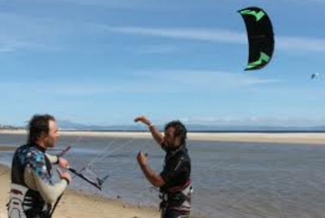 clase de kitesurf en la arena